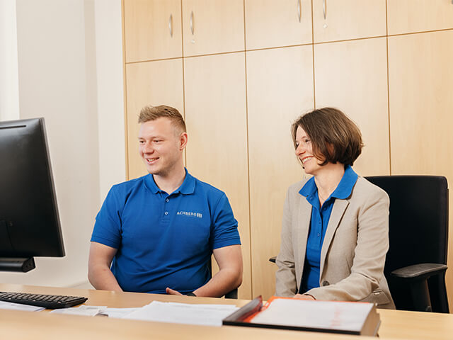 zwei Mitarbeiter am Arbeitsplatz